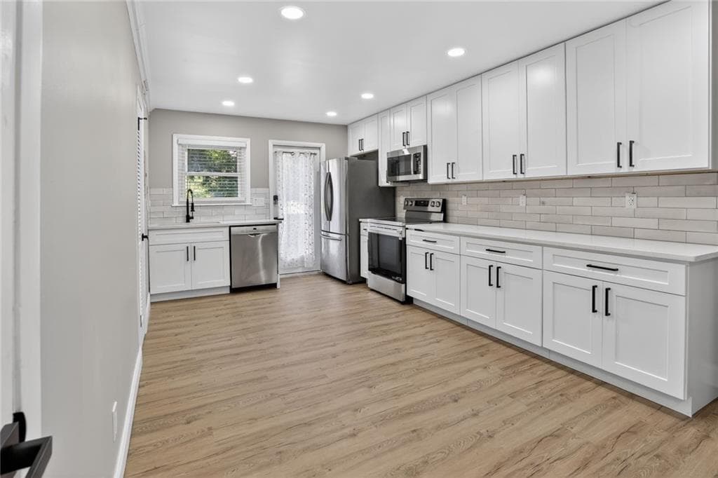 2 bedroom, 2 bathroom, 990 sq ft condominium for sale at 3510 Roswell Road E2, Atlanta, GA 30305 — photo 6