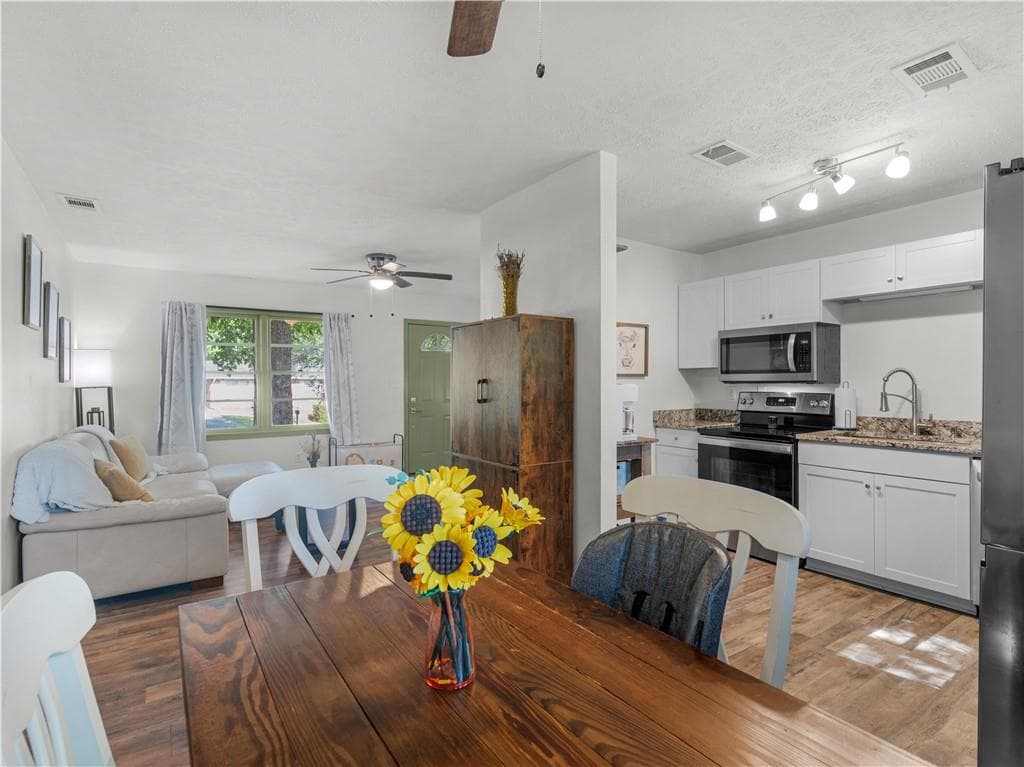 3 bedroom, 2 bathroom, 1,075 sq ft single family residence for sale at 3790 Sweetbriar Circle, Lithia Springs, GA 30122 — photo 3