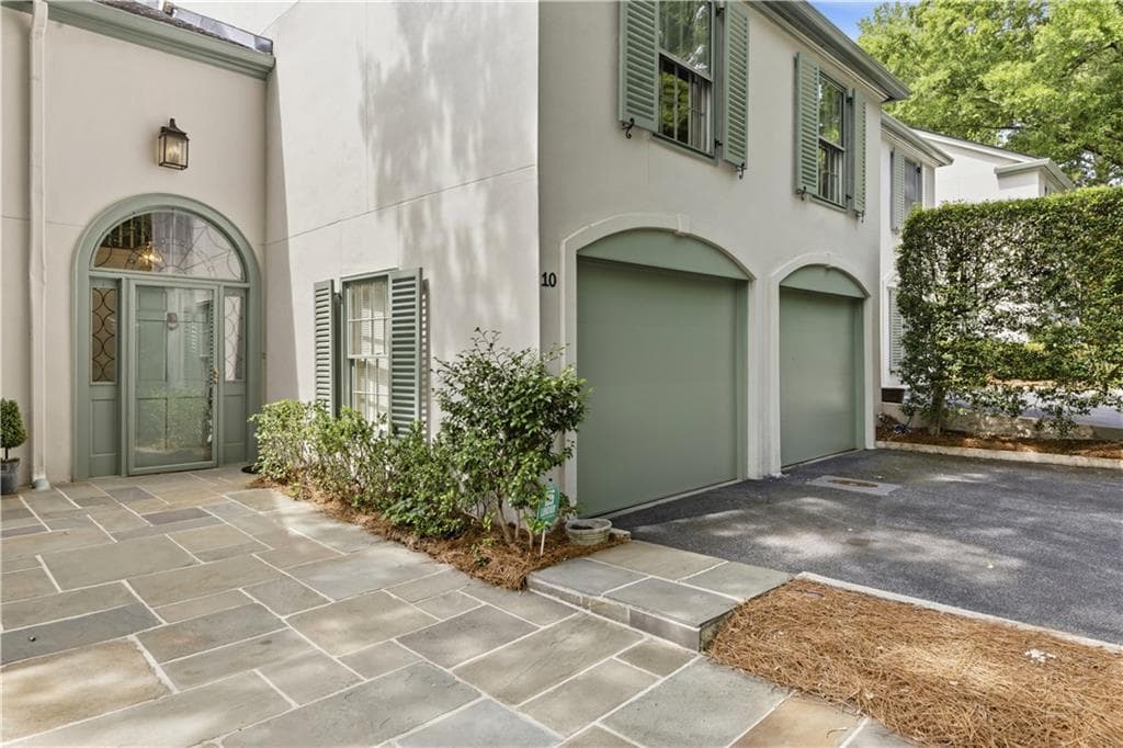 3 bedroom, 3 bathroom, 2,686 sq ft townhouse sold at 10 Mooregate Square 10, Atlanta, GA 30327