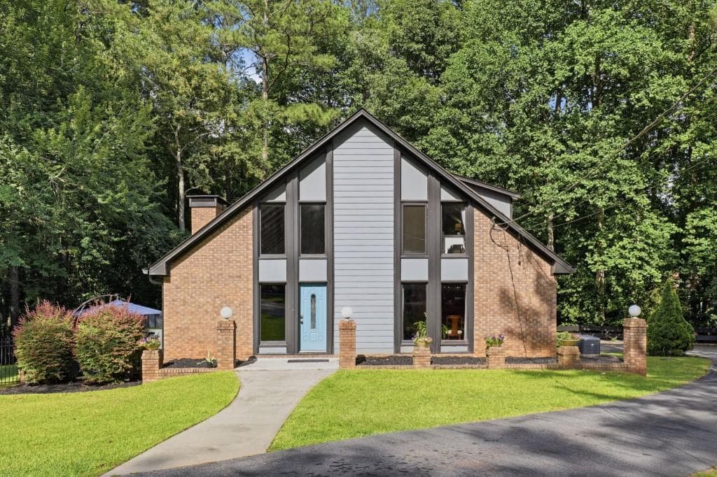 4 bedroom, 3 bathroom, 4,039 sq ft single family residence under contract at 1605 Saint Tropez Way, Atlanta, GA 30350