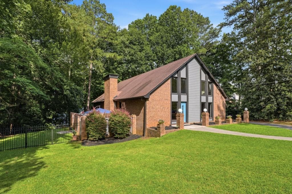 4 bedroom, 3 bathroom, 4,039 sq ft single family residence under contract at 1605 Saint Tropez Way, Atlanta, GA 30350 — photo 4