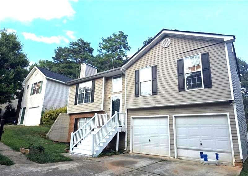 3 bedroom, 2 bathroom, 1,375 sq ft single family residence for sale at 828 Tradd Court, Stone Mountain, GA 30087 — photo 1 of 15