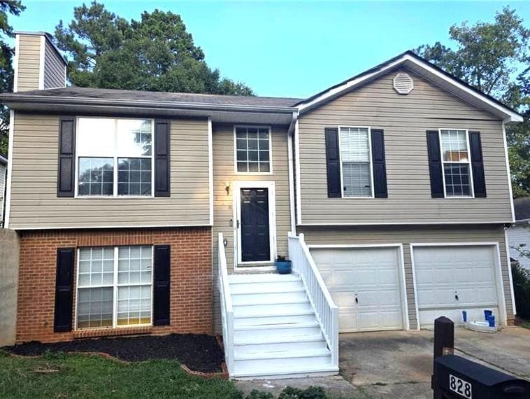 3 bedroom, 2 bathroom, 1,375 sq ft single family residence for sale at 828 Tradd Court, Stone Mountain, GA 30087 — photo 2