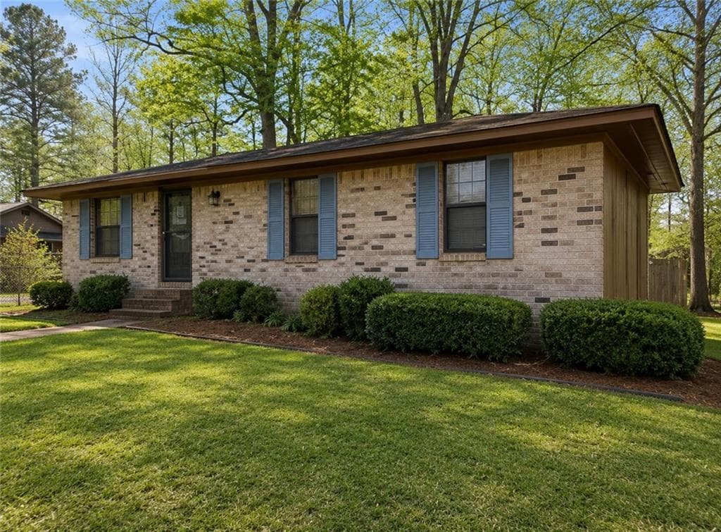 3 bedroom, 1 bathroom, 1,059 sq ft single family residence under contract at 816 Maywood Street, Tuskegee, AL 36083