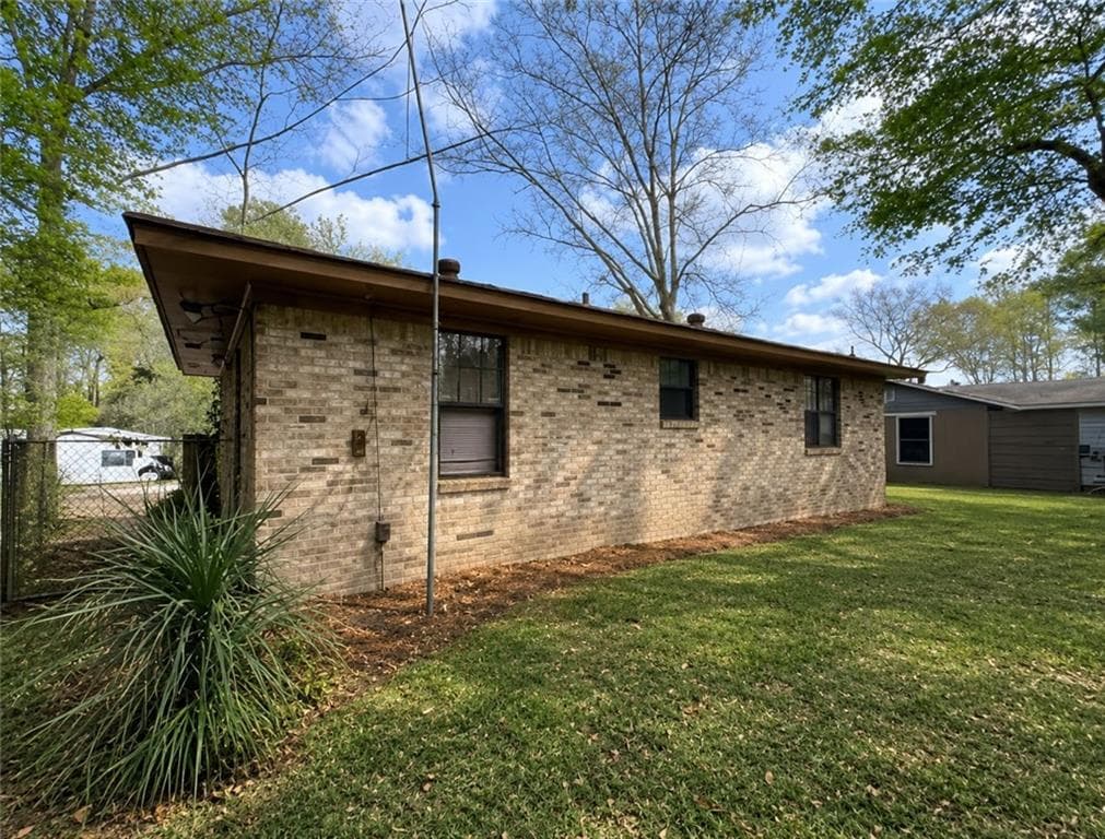 3 bedroom, 1 bathroom, 1,059 sq ft single family residence under contract at 816 Maywood Street, Tuskegee, AL 36083 — photo 2