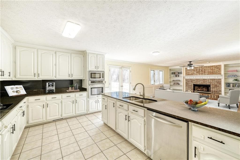 6 bedroom, 4 bathroom, 5,031 sq ft single family residence for sale at 1522 Catherine Court, Suwanee, GA 30024 — photo 5