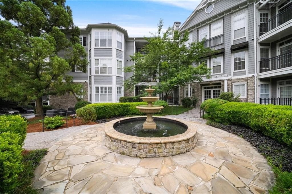 2 bedroom, 2 bathroom, 1,250 sq ft condominium for sale at 4100 Paces Walk 1101, Atlanta, GA 30339 — photo 1 of 37