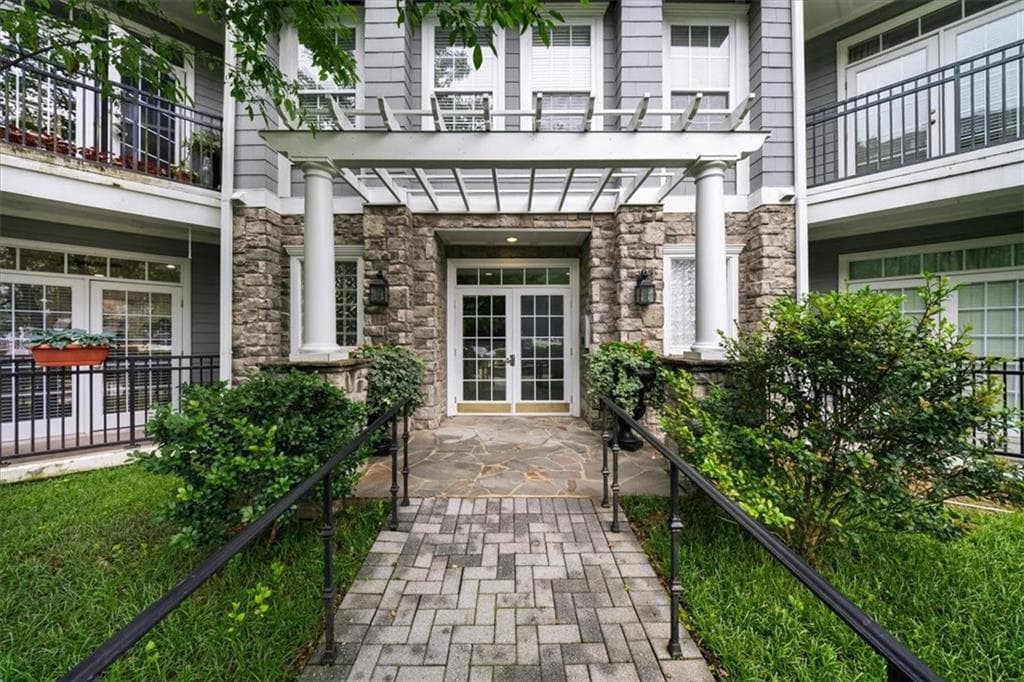 2 bedroom, 2 bathroom, 1,250 sq ft condominium for sale at 4100 Paces Walk 1101, Atlanta, GA 30339 — photo 2