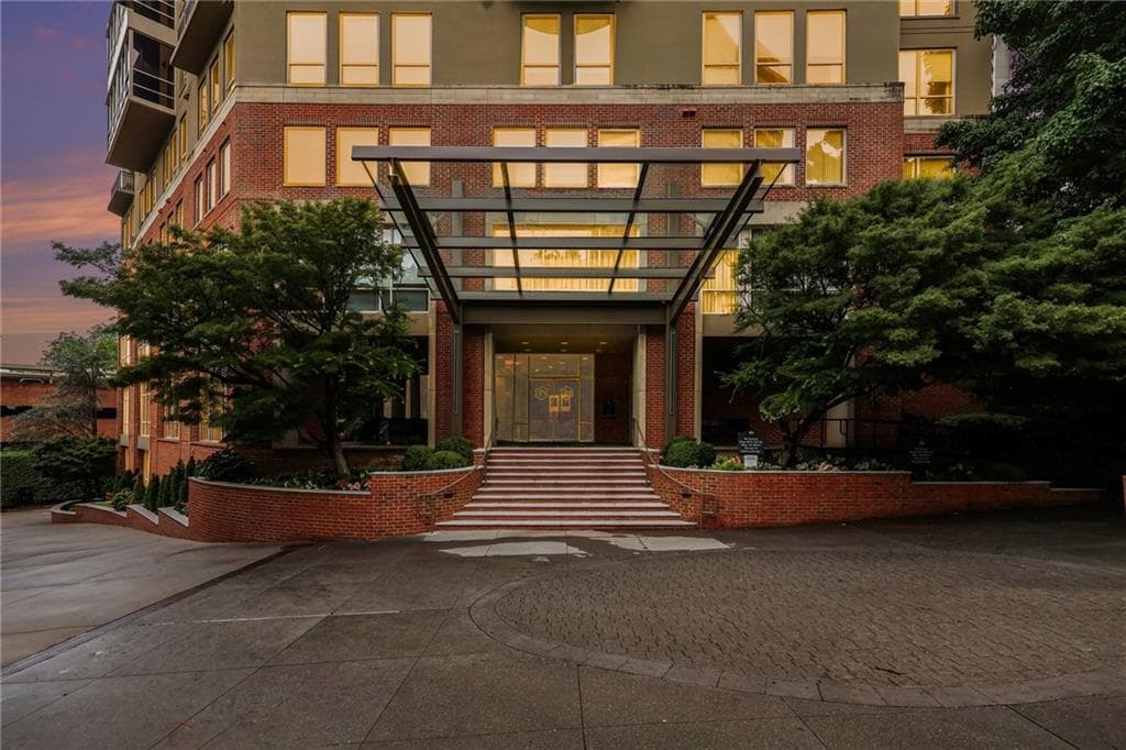 2 bedroom, 3 bathroom, 1,509 sq ft condominium for sale at 2626 Peachtree Road 205, Atlanta, GA 30305 — photo 3