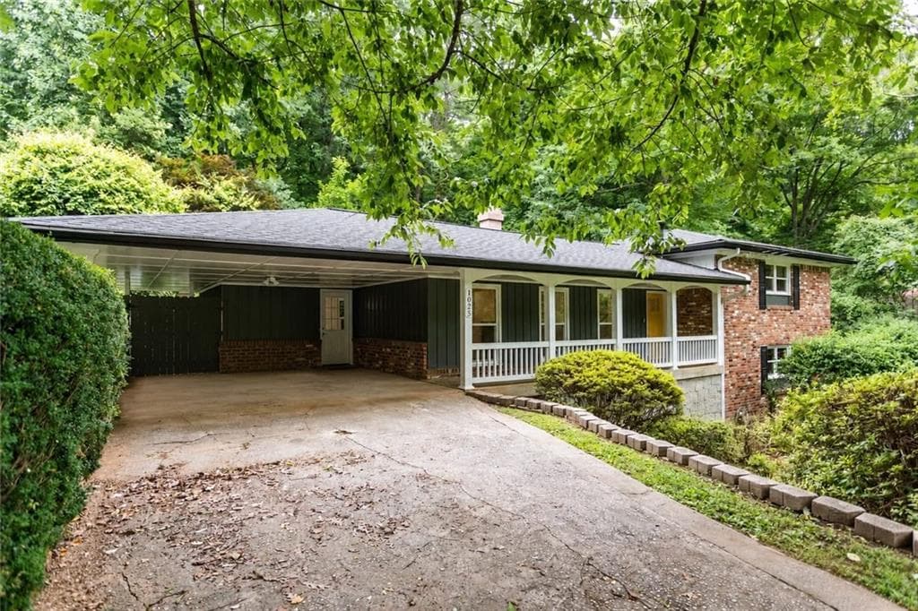 5 bedroom, 3 bathroom, 2,573 sq ft single family residence for sale at 1025 Vistavia Circle, Decatur, GA 30033