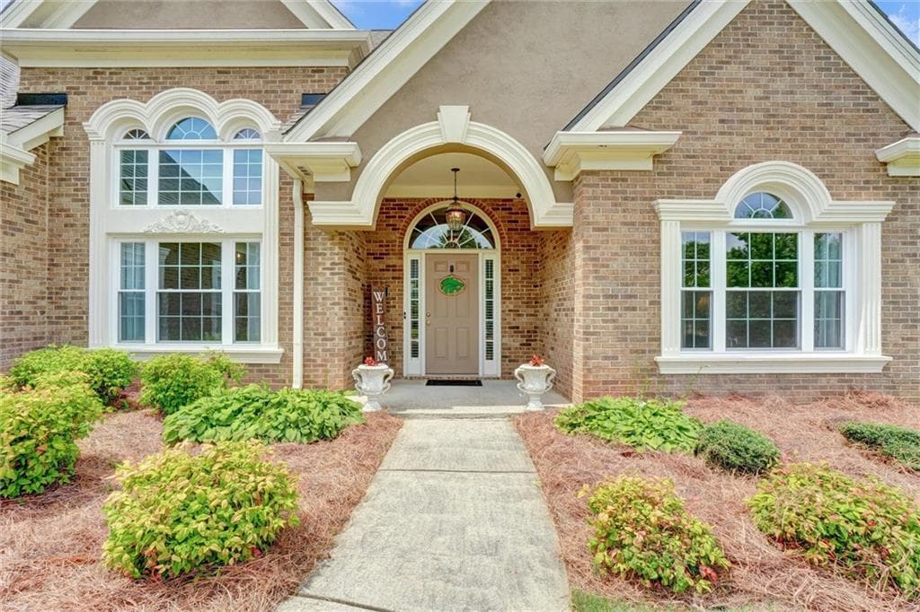 4 bedroom, 4 bathroom, 2,915 sq ft single family residence under contract at 5813 Coles Court, Buford, GA 30518 — photo 2