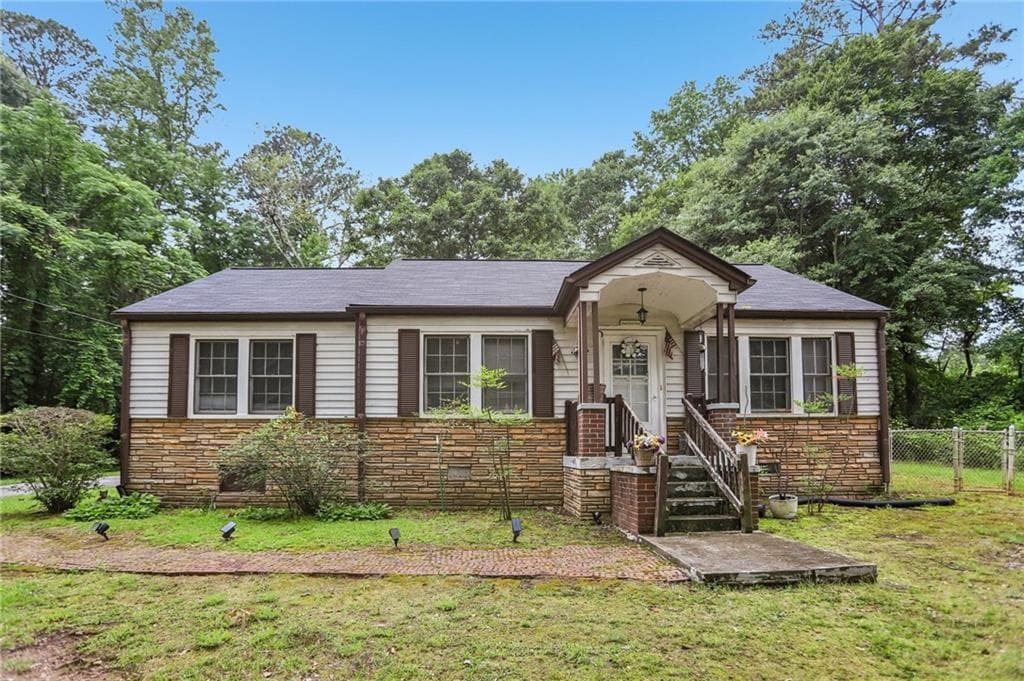 3 bedroom, 1 bathroom, 1,562 sq ft single family residence for sale at 5830 Garner Road, Mableton, GA 30126 — photo 1 of 14