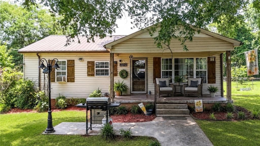 3 bedroom, 1 bathroom, 988 sq ft single family residence sold at 103 Defoor Loop, Calhoun, GA 30701