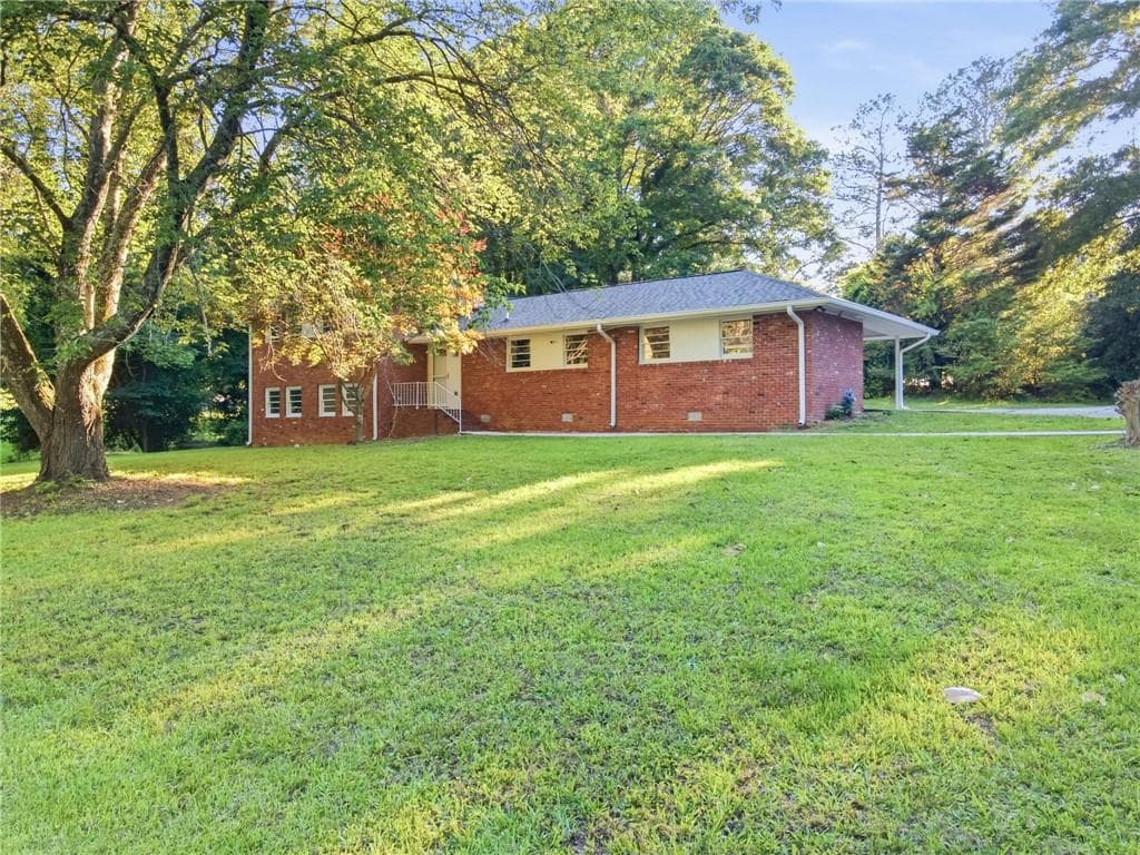 5 bedroom, 3 bathroom home for sale at 180 E Greenwood Drive, Carrollton, GA