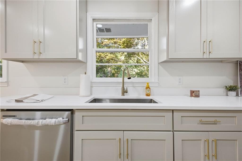5 bedroom, 3 bathroom single family residence for sale at 180 E Greenwood Drive, Carrollton, GA 30117 — photo 3