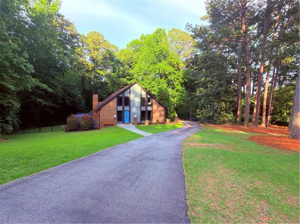 4 bedroom, 3 bathroom, 4,039 sq ft single family residence under contract at 1605 Saint Tropez Way, Atlanta, GA 30350 — photo 3