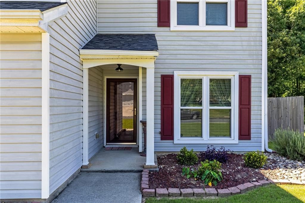 3 bedroom, 3 bathroom, 1,681 sq ft single family residence under contract at 1425 Willow River Run, Grayson, GA 30017 — photo 2
