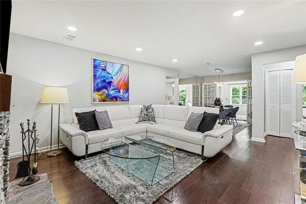 2 bedroom, 2 bathroom, 1,450 sq ft condominium for sale at 7 Saint Claire Lane, Atlanta, GA 30324 — photo 2