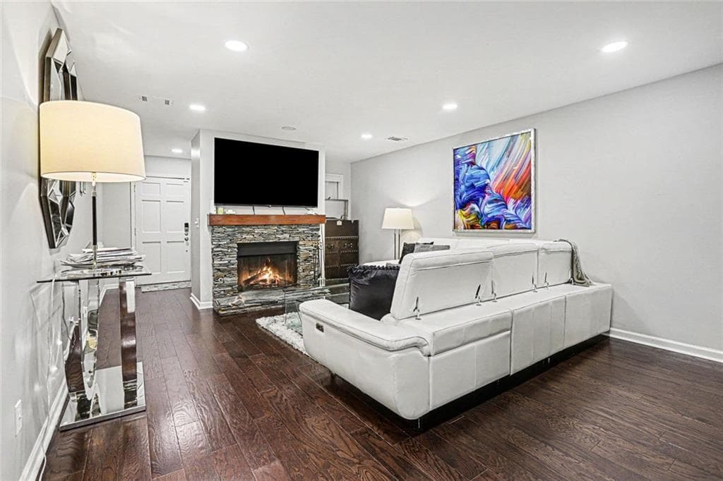 2 bedroom, 2 bathroom, 1,450 sq ft condominium for sale at 7 Saint Claire Lane, Atlanta, GA 30324 — photo 3