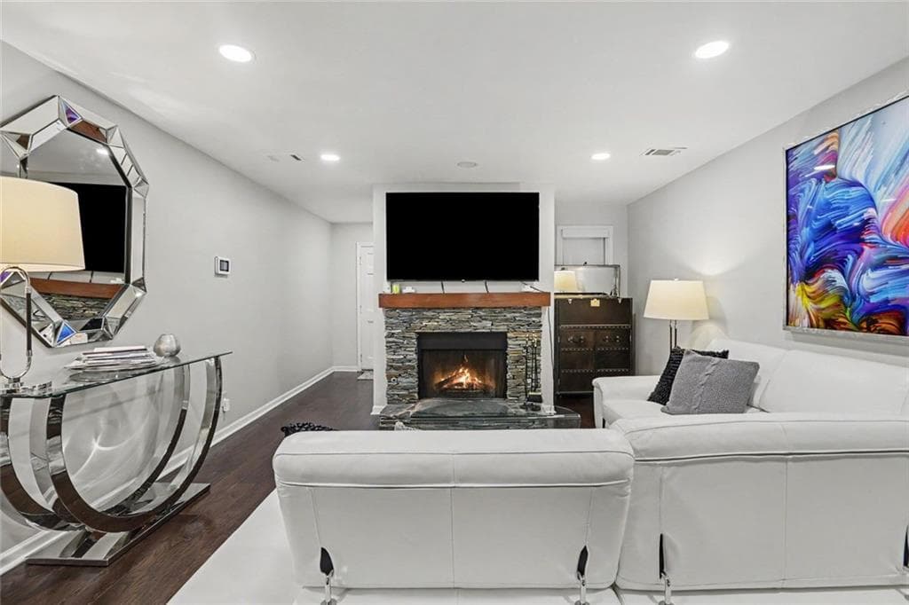 2 bedroom, 2 bathroom, 1,450 sq ft condominium for sale at 7 Saint Claire Lane, Atlanta, GA 30324 — photo 4