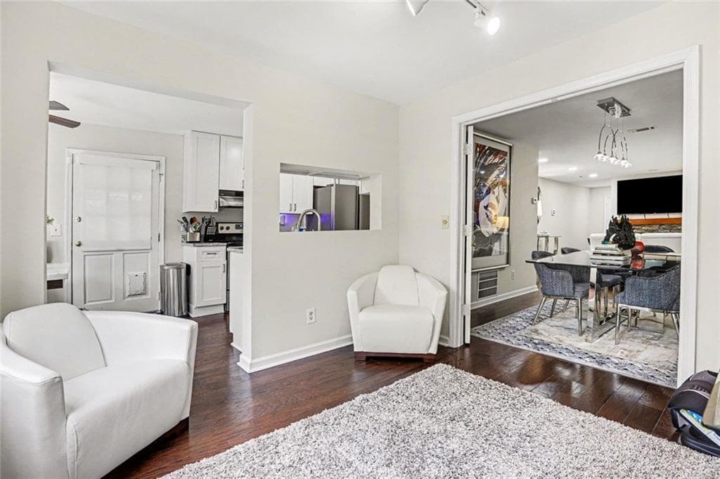 2 bedroom, 2 bathroom, 1,450 sq ft condominium for sale at 7 Saint Claire Lane, Atlanta, GA 30324 — photo 6