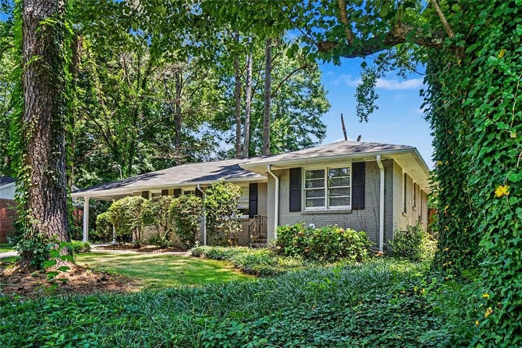 4 bedroom, 2 bathroom, 1,867 sq ft single family residence under contract at 533 Robin Lane, Marietta, GA 30067 — photo 2
