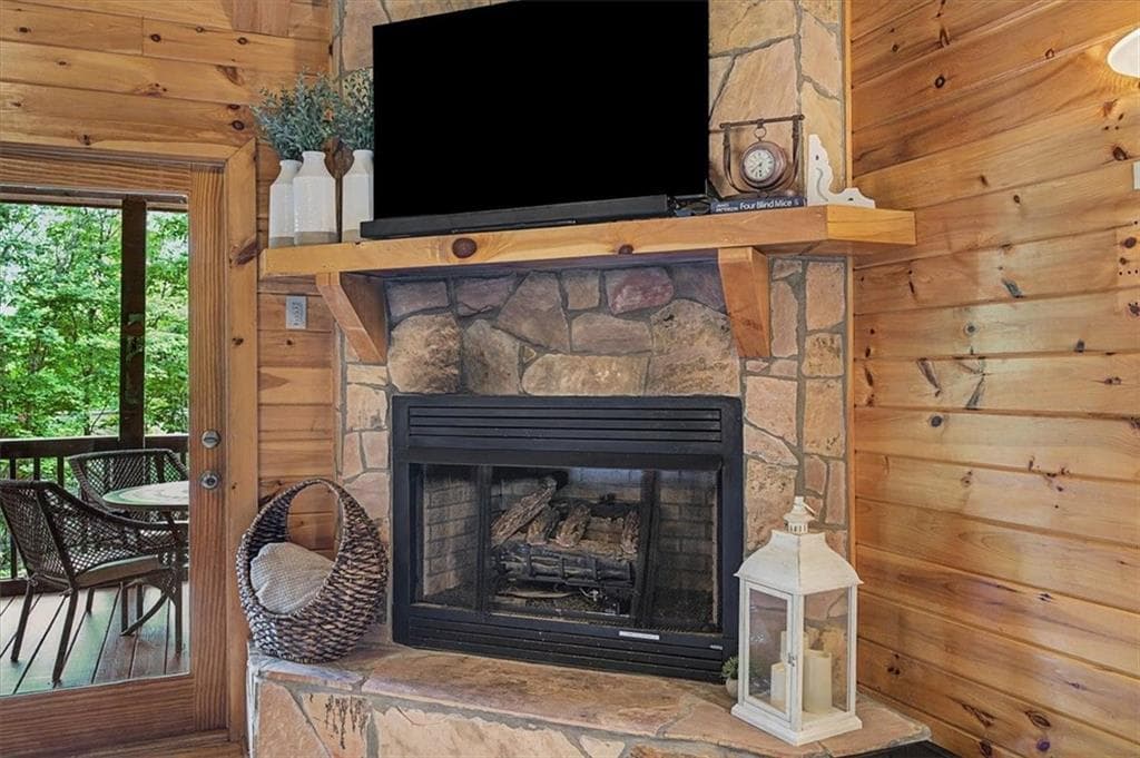 3 bedroom, 3 bathroom, 2,387 sq ft single family residence for sale at 375 S Dream Catcher, Blue Ridge, GA 30513 — photo 8