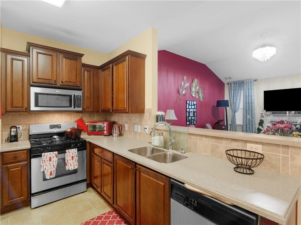 3 bedroom, 2 bathroom, 1,637 sq ft single family residence for sale at 353 Southgate Drive, Locust Grove, GA 30248 — photo 7