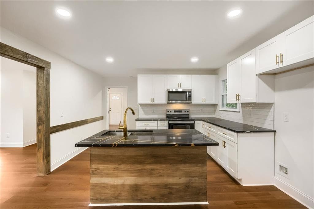 3 bedroom, 2 bathroom, 1,400 sq ft single family residence for sale at 472 Rigby Street, Marietta, GA 30060 — photo 3
