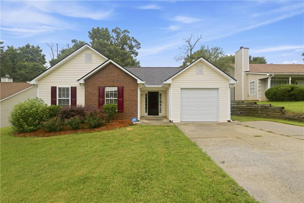 3 bedroom, 2 bathroom, 1,353 sq ft single family residence for sale at 1014 Maple Leaf Ridge, Jonesboro, GA 30238