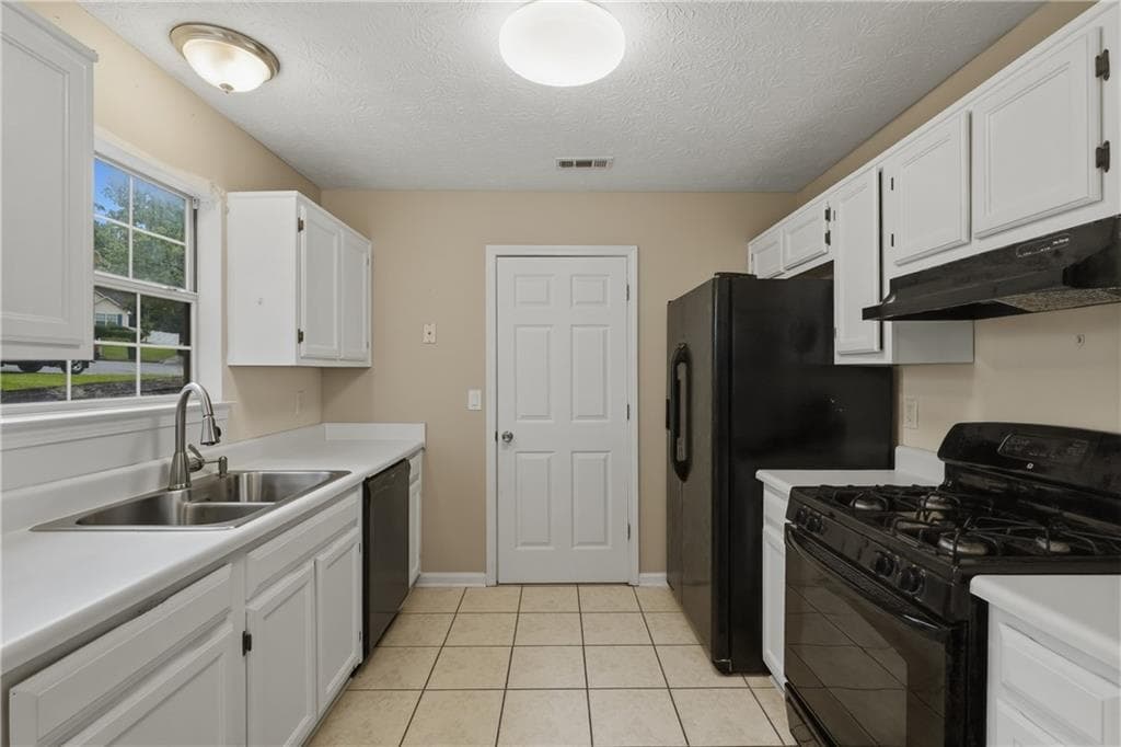 3 bedroom, 2 bathroom, 1,353 sq ft single family residence for sale at 1014 Maple Leaf Ridge, Jonesboro, GA 30238 — photo 2