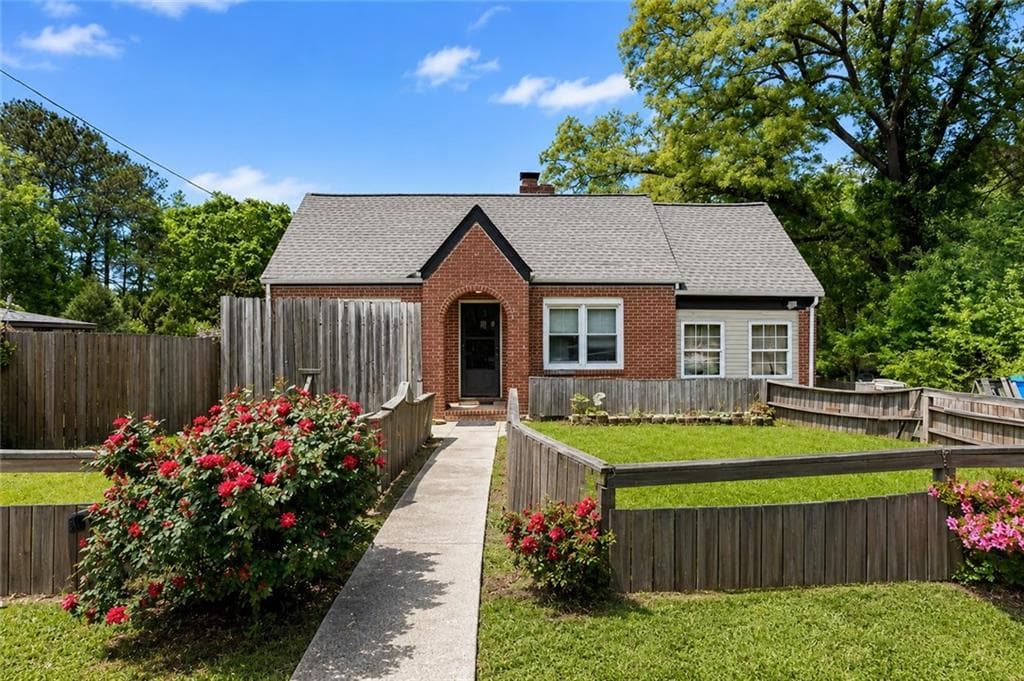 2 bedroom, 1 bathroom, 1,050 sq ft single family residence for sale at 3813 Stonewall Tell Road, Atlanta, GA 30349