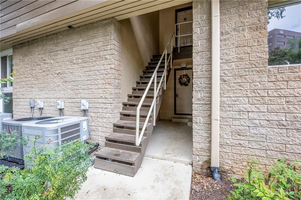 2 bedroom, 2 bathroom, 1,176 sq ft condominium for sale at 346 Carpenter Drive 18, Atlanta, GA 30328 — photo 3
