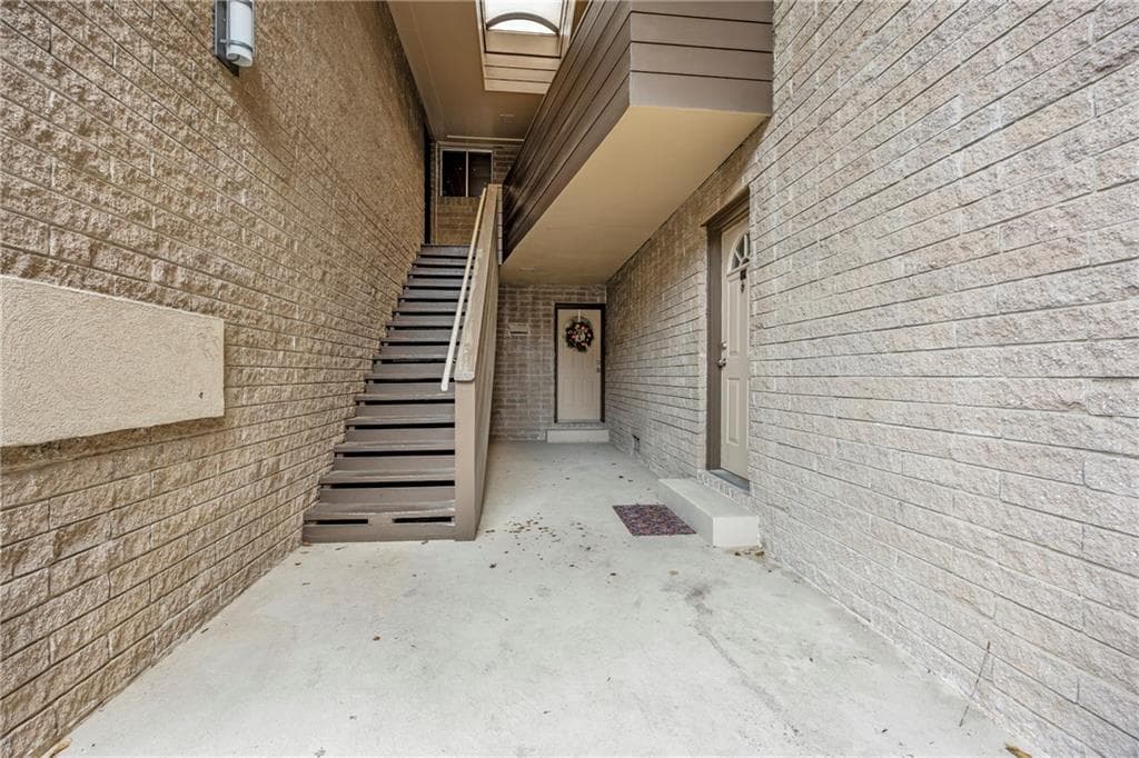 2 bedroom, 2 bathroom, 1,176 sq ft condominium for sale at 346 Carpenter Drive 18, Atlanta, GA 30328 — photo 4