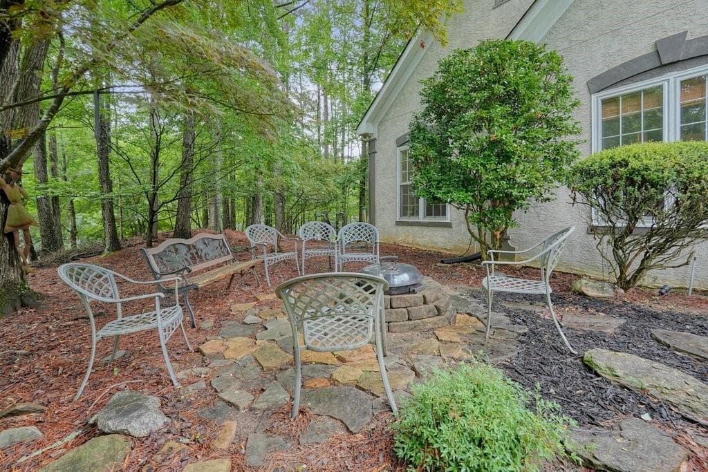 5 bedroom, 4 bathroom, 3,075 sq ft single family residence under contract at 1313 Amberwood Drive, Woodstock, GA 30189 — photo 5