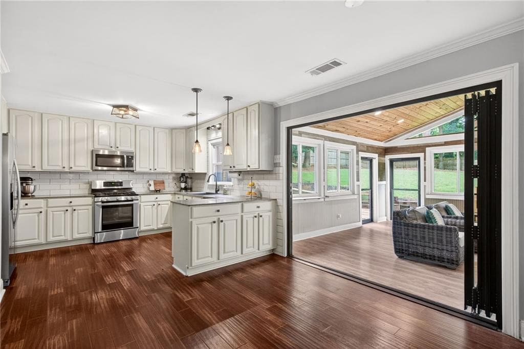 4 bedroom, 3 bathroom, 3,500 sq ft single family residence under contract at 505 Wyncourtney Drive, Sandy Springs, GA 30328 — photo 3