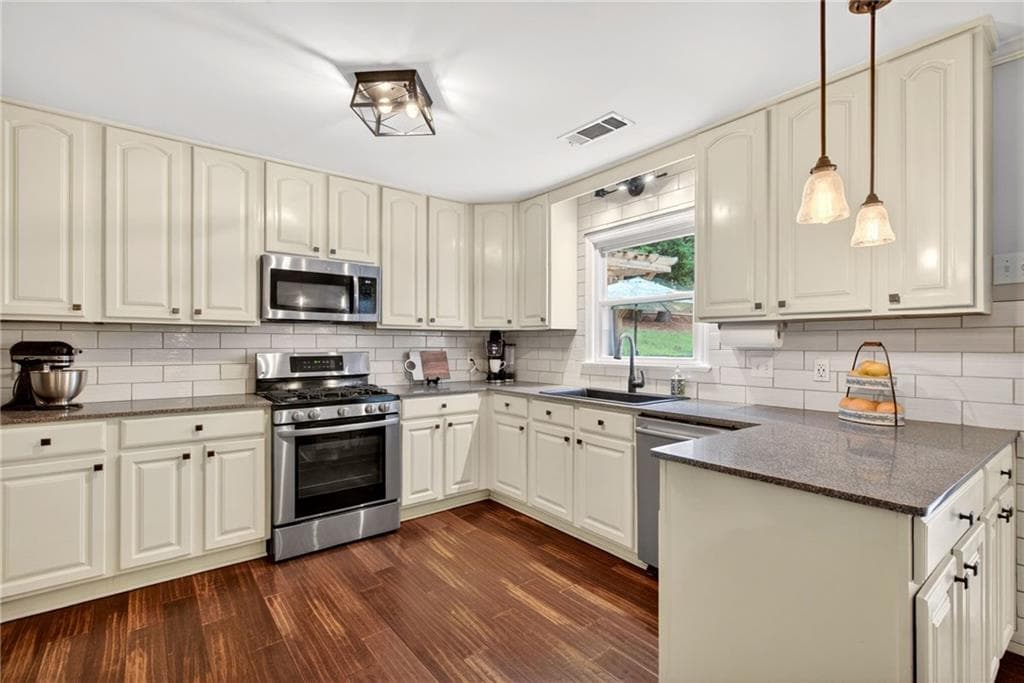 4 bedroom, 3 bathroom, 3,500 sq ft single family residence under contract at 505 Wyncourtney Drive, Sandy Springs, GA 30328 — photo 6