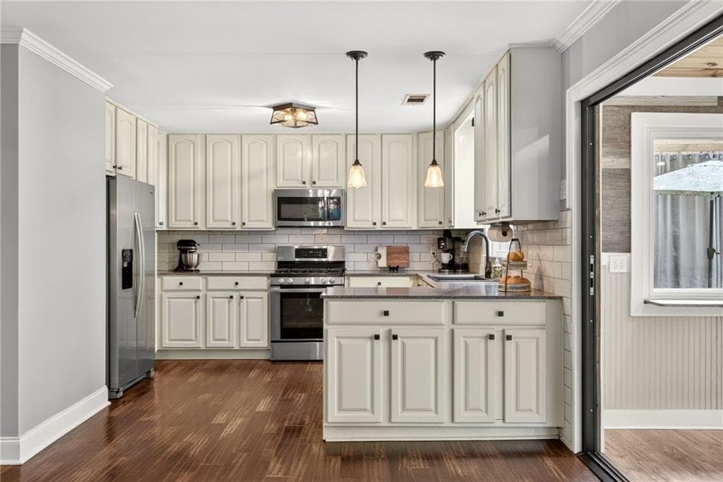 4 bedroom, 3 bathroom, 3,500 sq ft single family residence under contract at 505 Wyncourtney Drive, Sandy Springs, GA 30328 — photo 7
