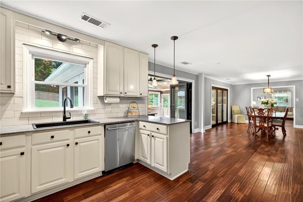 4 bedroom, 3 bathroom, 3,500 sq ft single family residence under contract at 505 Wyncourtney Drive, Sandy Springs, GA 30328 — photo 8