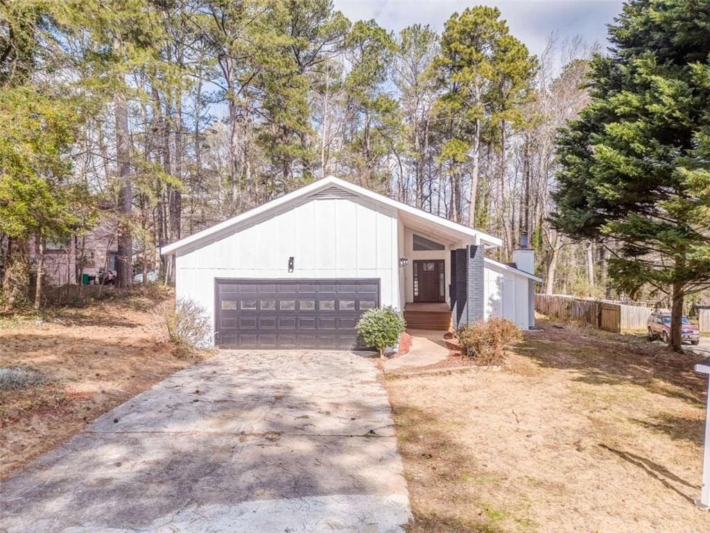 3 bedroom, 3 bathroom, 2,926 sq ft single family residence sold at 6788 E Woodridge Place, Douglasville, GA 30135