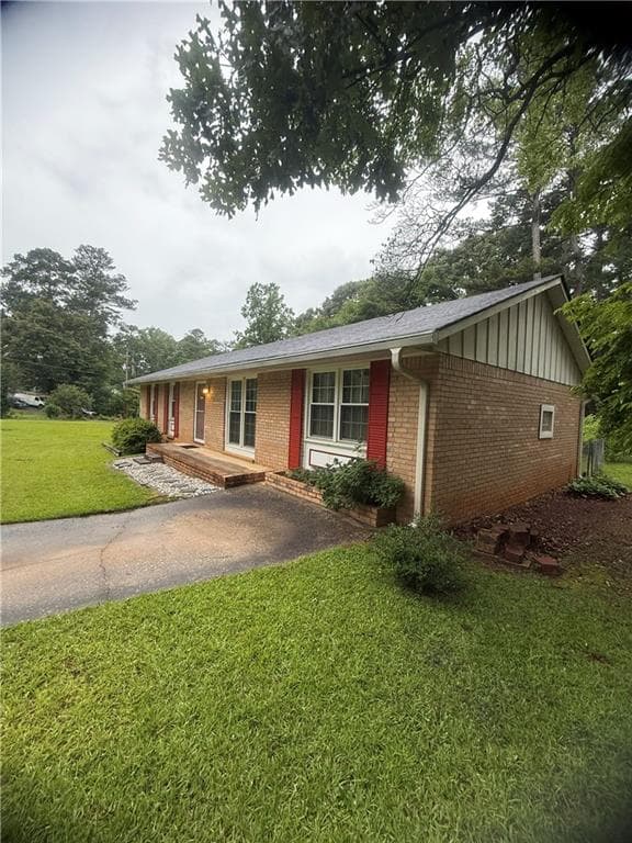 3 bedroom, 2 bathroom, 1,325 sq ft single family residence for sale at 3000 Bay Berry Drive, Marietta, GA 30008 — photo 2