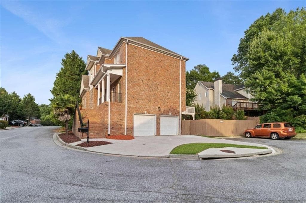 5 bedroom, 4 bathroom, 4,027 sq ft single family residence for sale at 1711 Summit Glen Lane, Atlanta, GA 30329 — photo 2