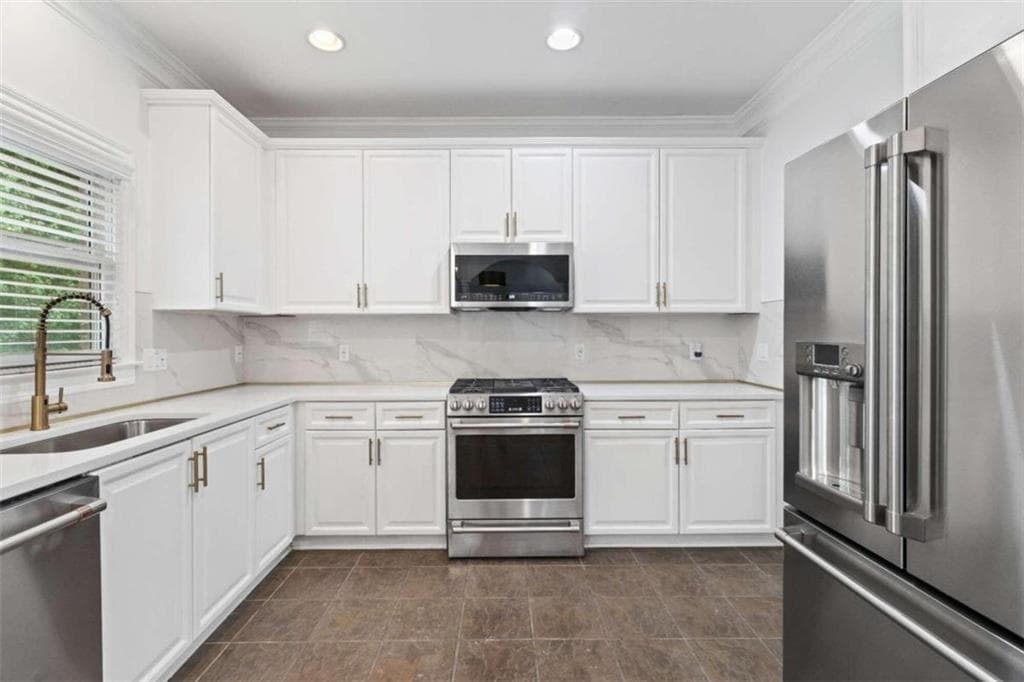 5 bedroom, 4 bathroom, 4,027 sq ft single family residence for sale at 1711 Summit Glen Lane, Atlanta, GA 30329 — photo 6