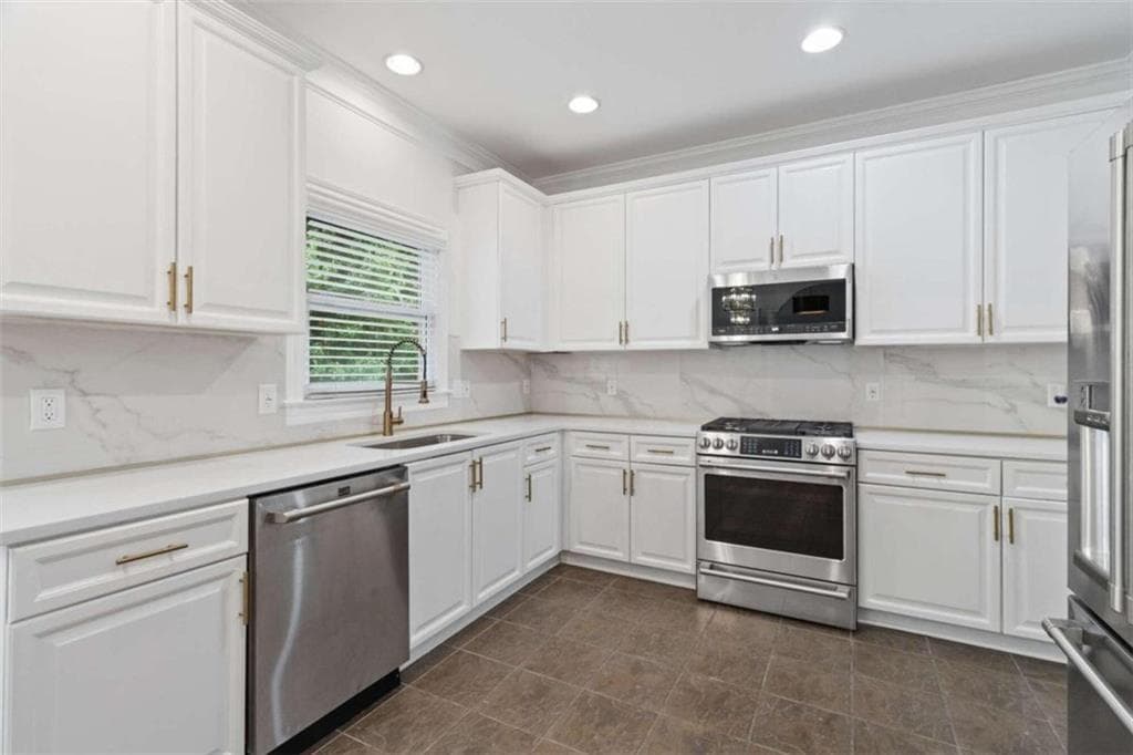 5 bedroom, 4 bathroom, 4,027 sq ft single family residence for sale at 1711 Summit Glen Lane, Atlanta, GA 30329 — photo 7