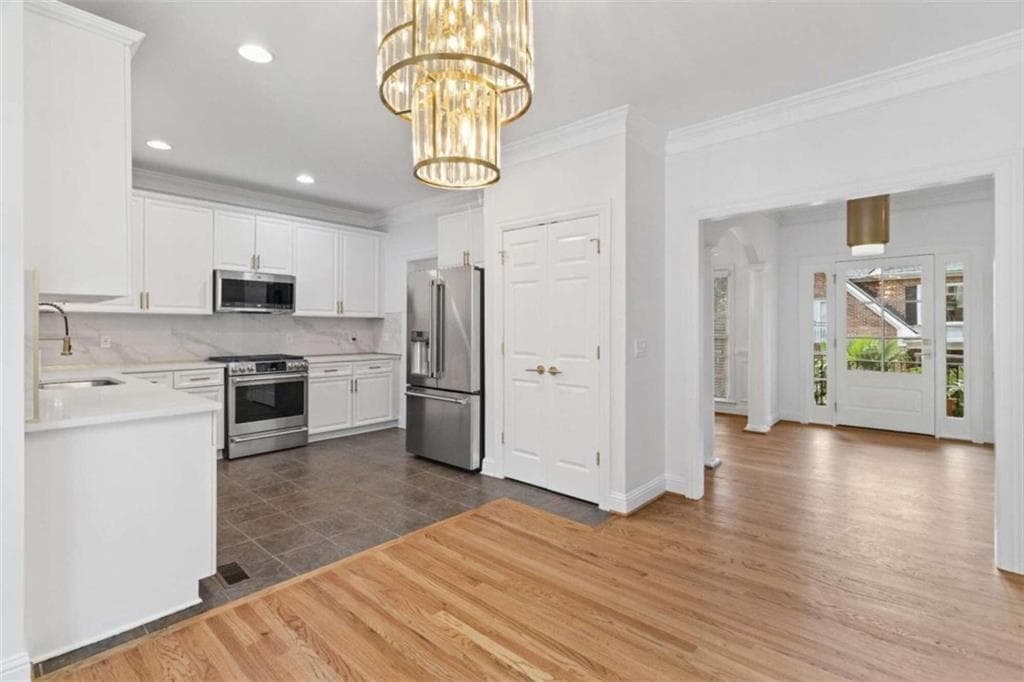 5 bedroom, 4 bathroom, 4,027 sq ft single family residence for sale at 1711 Summit Glen Lane, Atlanta, GA 30329 — photo 8