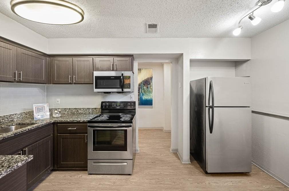1 bedroom, 1 bathroom, 1,000 sq ft apartment for rent at 5555 Roswell Road P-09, Sandy Springs, GA 30342 for $1,275 a month — photo 1 of 23