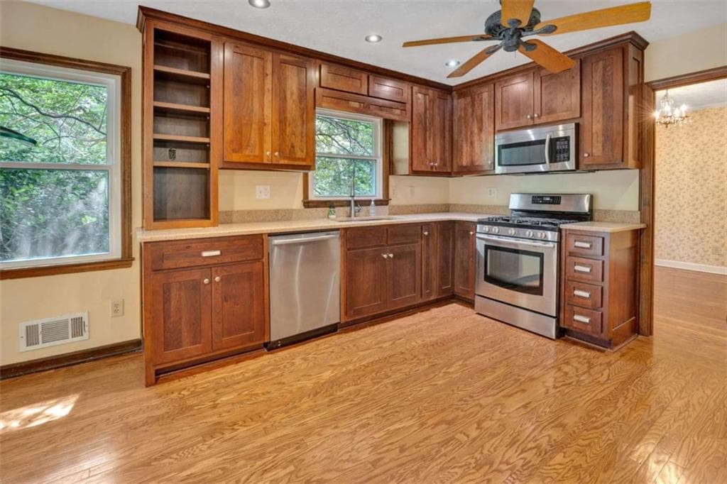 4 bedroom, 3 bathroom, 2,816 sq ft single family residence under contract at 2416 Fieldstone Drive, Conyers, GA 30013 — photo 6