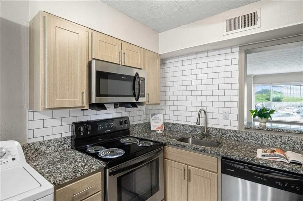 1 bedroom, 1 bathroom, 900 sq ft apartment for rent at 5675 Roswell Road 39-J, Atlanta, GA 30342 for $1,238 a month — photo 1 of 27