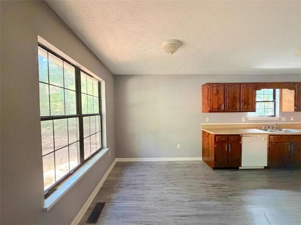3 bedroom, 2 bathroom, 1,391 sq ft townhouse for sale at 6859 S Lakewood Terrace, Douglasville, GA 30135 — photo 5