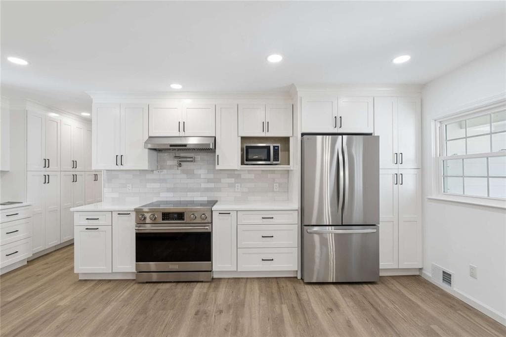 4 bedroom, 3 bathroom, 3,901 sq ft single family residence under contract at 14030 Cogburn Road, Milton, GA 30004 — photo 4